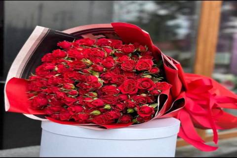 باقة كبيرة مع ورد جوري أحمر صغير