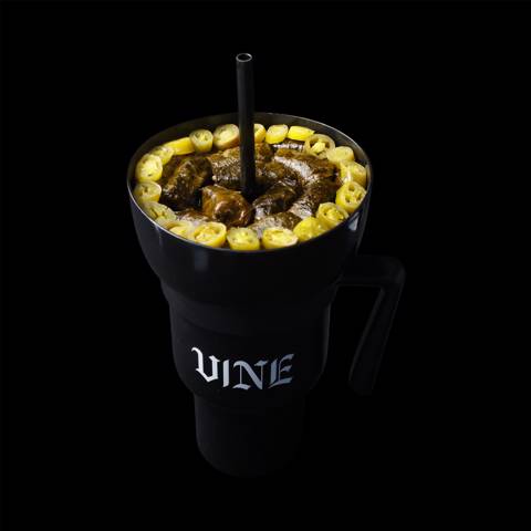 كوب أسود و۳۰ ورق عنب هلابينو