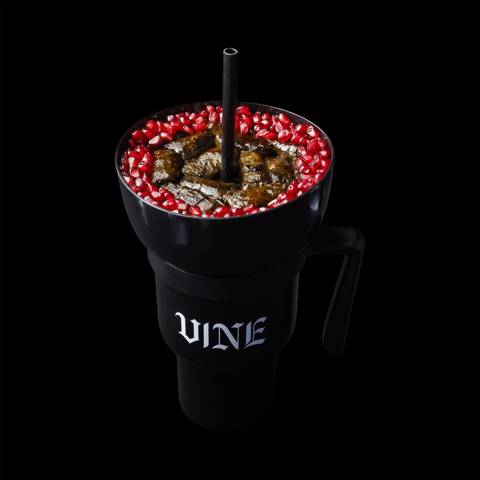 كوب أسود و۳۰ ورق عنب بالرمان