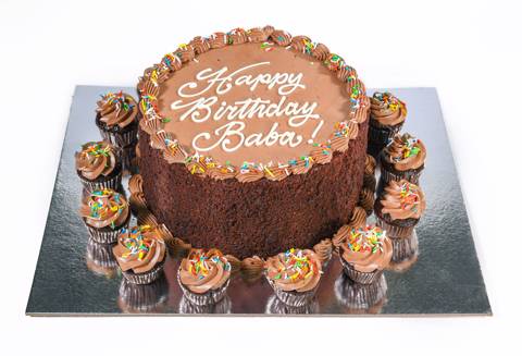 كيكة وكب كيك عيد ميلاد بالشوكولاتة