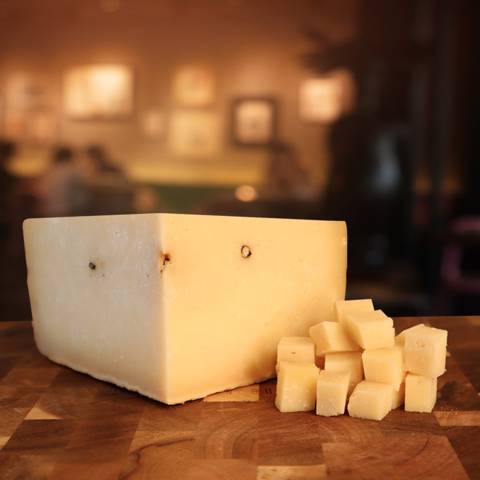 Pecorino Canestrato Pepato
