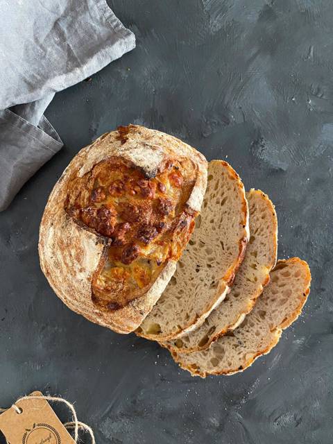 خبز الساوردو مع جبنة عكاوي بحبة البركة