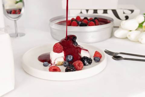 Berry Cheese Tin Cake