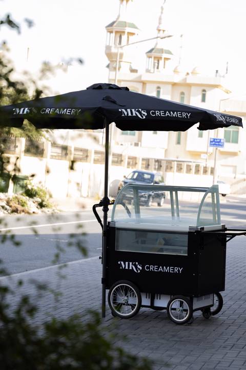 عربة آيس كريم سوداء