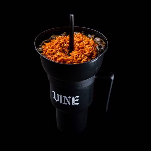 كوب أسود ونودلز