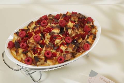 بودينغ الخبز بالشوكولاتة البيضاء والداكنة