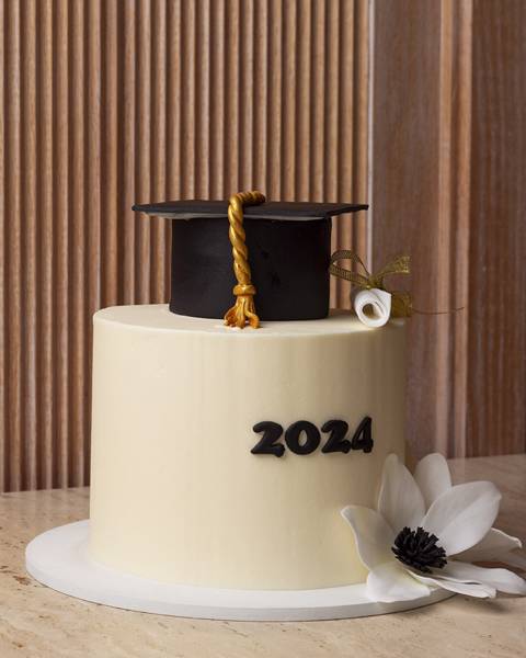 كيكة التخرج ٢٠٢٤ مع قبعة سوداء