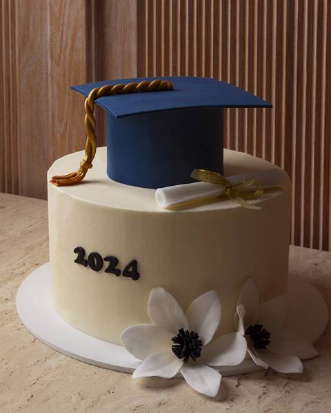 كيكة التخرج ٢٠٢٤ مع قبعة زرقاء