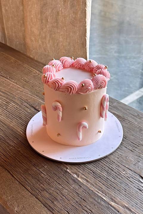 كيكة دوامة العطلات باللون الوردي