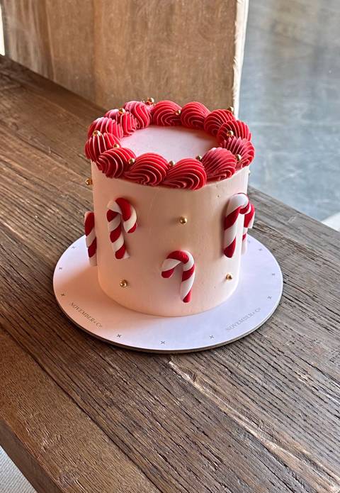 كيكة دوامة العطلات باللون الأحمر