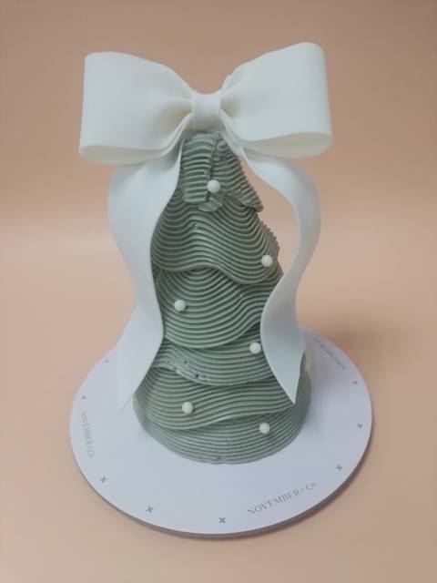 شجرة العطلات باللون الأخضر