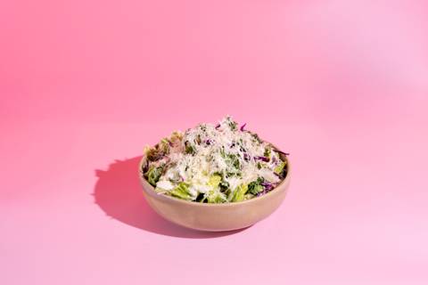 سلطة سيزر مع كرنب