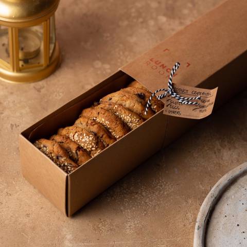 كوكيز الشوكولاتة الداكنة بنكهة القيقب والجوز