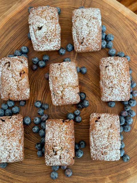 ميني كيك الليمون والتوت الأزرق