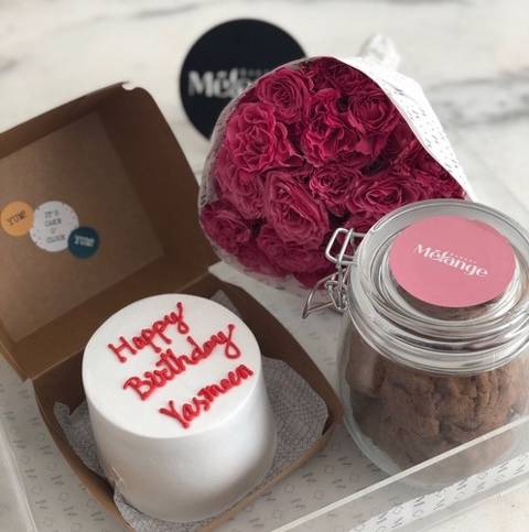 Mini Cake in Flower Tray