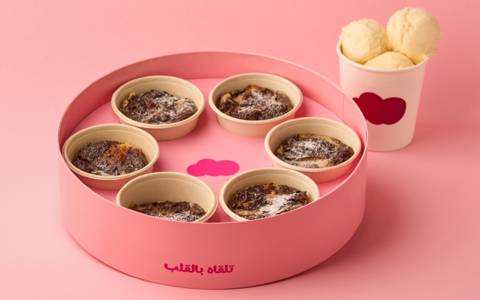 علبة بودينغ الخبز بالشوكولاتة والكاسترد