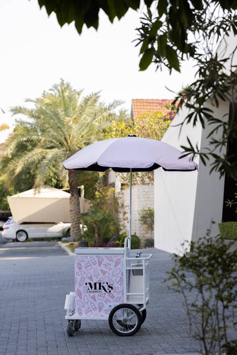عربة آيس كريم وردية