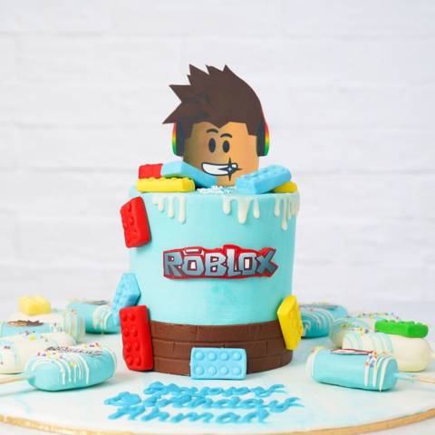كيكة روبلوكس و أعواد الكيك
