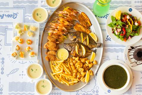 طبق وليمة المأكولات البحرية