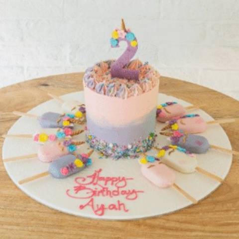 كيكة يونيكورن بنفسجية مع أعواد الكيك