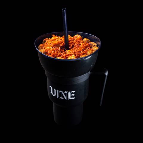 كوب أسود ورق عنب ونودلز